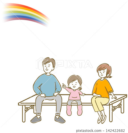 一家三口(包括一個女孩)坐在長椅上,抬頭望向天空的彩虹。 一家三口(包括一個女孩)坐在長椅上,抬頭望向天空的彩虹。 142422682