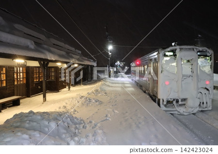 一列火車停靠在北海道中川町宗谷本線的鐵鹽中川站。 一列火車停靠在北海道中川町宗谷本線的鐵鹽中川站。 142423024