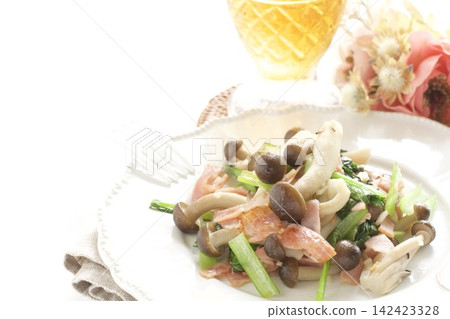 Sautéed bacon, beech mushrooms, and komatsuna (Japanese mustard spinach) Sautéed bacon, beech mushrooms, and komatsuna (Japanese mustard spinach) 142423328