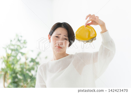 一個女人帶著錢包 一個女人帶著錢包 142423470