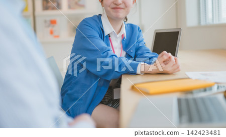 一張沒有臉孔的辦公室場景照片,照片中一名穿著短褲的女員工面對著一名男子。 一張沒有臉孔的辦公室場景照片,照片中一名穿著短褲的女員工面對著一名男子。 142423481