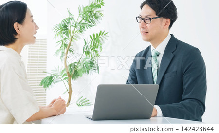 商務人士進行面試。客戶服務、諮詢、銷售、商務、談判、指導、提案、接待、B2C、會議。 商務人士進行面試。客戶服務、諮詢、銷售、商務、談判、指導、提案、接待、B2C、會議。 142423644
