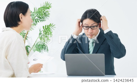 商務人士進行面試。客戶服務、諮詢、銷售、商務、談判、指導、提案、接待、B2C、會議。 商務人士進行面試。客戶服務、諮詢、銷售、商務、談判、指導、提案、接待、B2C、會議。 142423645