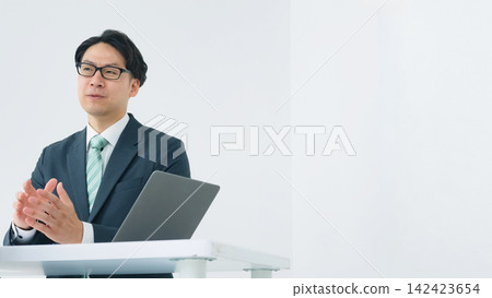 商人進行面談。客戶服務、諮詢、銷售、商務、談判、指導、提案、接待、會議、解釋。 商人進行面談。客戶服務、諮詢、銷售、商務、談判、指導、提案、接待、會議、解釋。 142423654