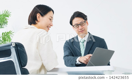 商務人士進行面試。客戶服務、諮詢、銷售、商務、談判、指導、提案、接待、B2C、會議。 商務人士進行面試。客戶服務、諮詢、銷售、商務、談判、指導、提案、接待、B2C、會議。 142423655