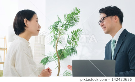 商務人士進行面試。客戶服務、諮詢、銷售、商務、談判、指導、提案、接待、B2C、會議。 142423656