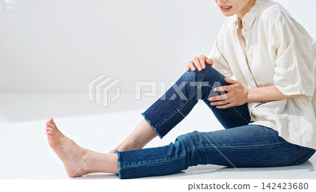 一位膝蓋疼痛的女性。膝蓋疼痛、關節疼痛、疼痛、風濕病、痛風、疲倦、老化、軟骨、發炎、半月板、韌帶 一位膝蓋疼痛的女性。膝蓋疼痛、關節疼痛、疼痛、風濕病、痛風、疲倦、老化、軟骨、發炎、半月板、韌帶 142423680