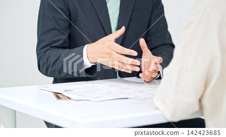 商務人士進行面試。客戶服務、諮詢、銷售、商務、談判、指導、提案、接待、B2C、會議。 商務人士進行面試。客戶服務、諮詢、銷售、商務、談判、指導、提案、接待、B2C、會議。 142423685