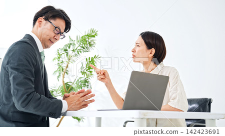 一男一女正在開會。討論的主題包括客戶服務、投訴、不滿、不滿、業務、會議、問題、客戶騷擾、諮詢、道歉和問題。 142423691