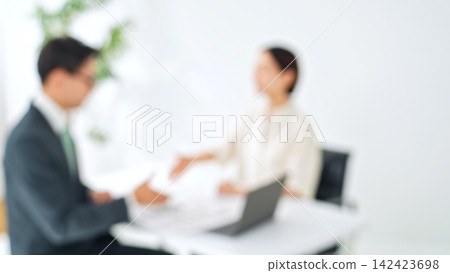 一男一女正在會面。圖片已模糊處理，僅作範例用途。客戶服務、諮詢、商務、銷售、客戶、B2C、握手、合約、銷售。 142423698