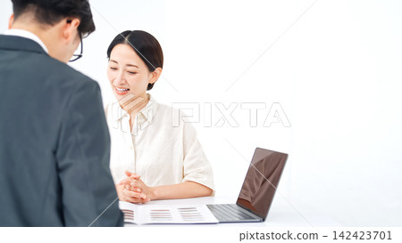一男一女正在會面。客戶服務、諮詢、商務、銷售、客戶、會議、銷售、微笑、解釋、提案、B2C、銷售、客戶服務。 一男一女正在會面。客戶服務、諮詢、商務、銷售、客戶、會議、銷售、微笑、解釋、提案、B2C、銷售、客戶服務。 142423701