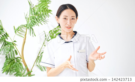 一位身穿白大褂的女士正在說話。護理師、護理員、訪談、檢查、醫療、諮詢、訪談、病史收集、報告、解釋、醫療辦公室工作。 一位身穿白大褂的女士正在說話。護理師、護理員、訪談、檢查、醫療、諮詢、訪談、病史收集、報告、解釋、醫療辦公室工作。 142423713