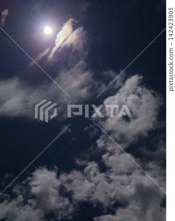 天空、月亮和雲彩 天空、月亮和雲彩 142423905