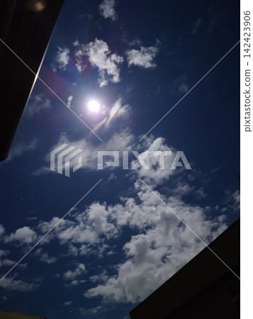 天空、月亮和雲彩 天空、月亮和雲彩 142423906
