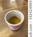 放在桌子上的綠茶 142424069