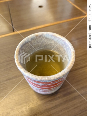 放在桌子上的綠茶 放在桌子上的綠茶 142424069