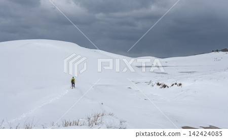 Snowy landscape of Tottori Sand Dunes - Image material for snowshoe trekking Snowy landscape of Tottori Sand Dunes - Image material for snowshoe trekking 142424085