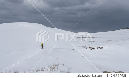 Snowy landscape of Tottori Sand Dunes - Image material for snowshoe trekking Snowy landscape of Tottori Sand Dunes - Image material for snowshoe trekking 142424086