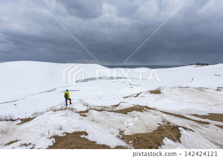 Snowy landscape of Tottori Sand Dunes - Image material for snowshoe trekking Snowy landscape of Tottori Sand Dunes - Image material for snowshoe trekking 142424121