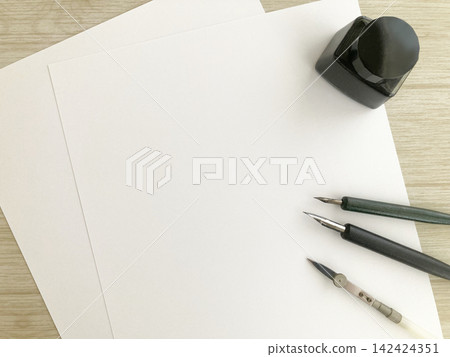 書法、漫畫手稿、插畫製作、稿紙、沾水筆、墨水瓶、繪圖筆、書寫、設計、製圖與創作。 書法、漫畫手稿、插畫製作、稿紙、沾水筆、墨水瓶、繪圖筆、書寫、設計、製圖與創作。 142424351