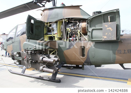 日本陸上自衛隊AH-1S反戰車直升機發動機在地面展出。 日本陸上自衛隊AH-1S反戰車直升機發動機在地面展出。 142424886