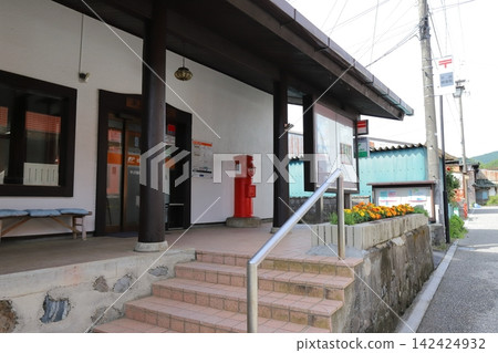 長野縣鹽尻市：圓形郵筒的景象（平澤郵局） 142424932