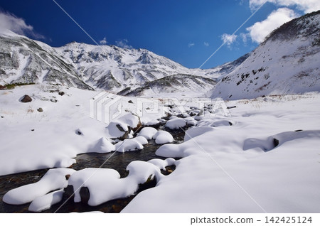 Snow-covered Tateyama mountain range and Raichozawa Snow-covered Tateyama mountain range and Raichozawa 142425124
