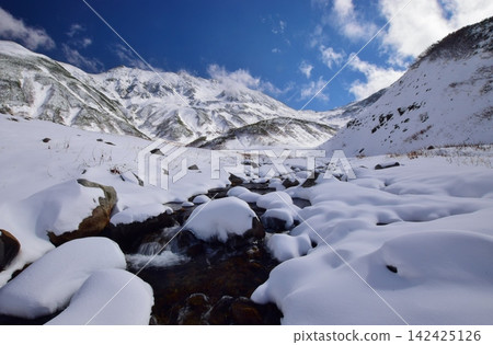 Snow-covered Tateyama mountain range and Raichozawa Snow-covered Tateyama mountain range and Raichozawa 142425126
