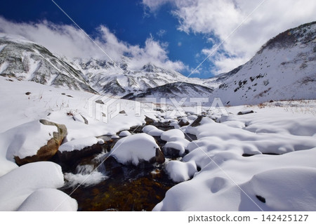 白雪皚皚的立山山脈和賴鳥澤 白雪皚皚的立山山脈和賴鳥澤 142425127