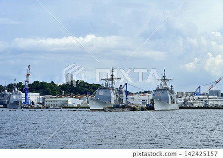 從觀光船上看到的橫須賀海軍港景色。 142425157
