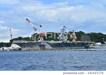 從觀光船上看到的橫須賀海軍港景色。 從觀光船上看到的橫須賀海軍港景色。 142425178