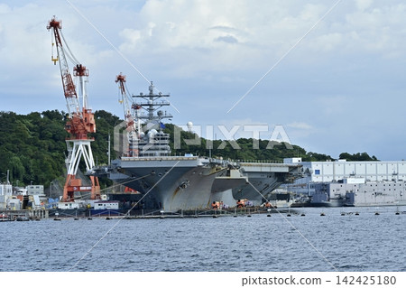 從觀光船上看到的橫須賀海軍港景色。 從觀光船上看到的橫須賀海軍港景色。 142425180