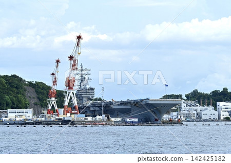 從觀光船上看到的橫須賀海軍港景色。 從觀光船上看到的橫須賀海軍港景色。 142425182