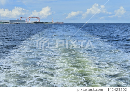 從觀光船上看到的橫須賀海軍港景色。 從觀光船上看到的橫須賀海軍港景色。 142425202