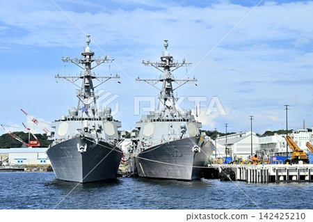 從觀光船上看到的橫須賀海軍港景色。 142425210
