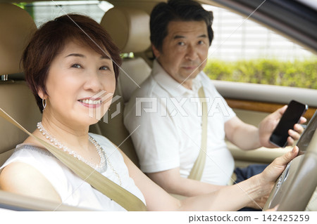一對老年夫婦開車外出 一對老年夫婦開車外出 142425259