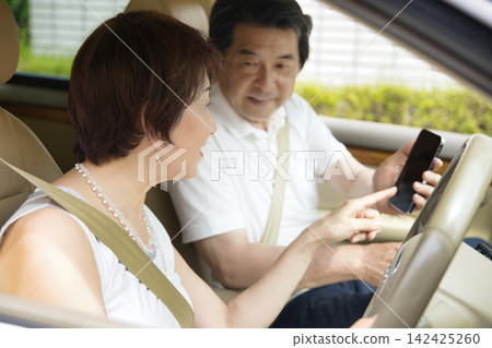 一對老年夫婦開車外出 142425260