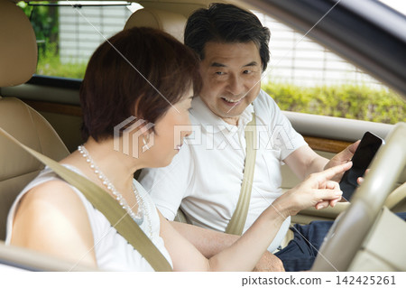 一對老年夫婦開車外出 一對老年夫婦開車外出 142425261