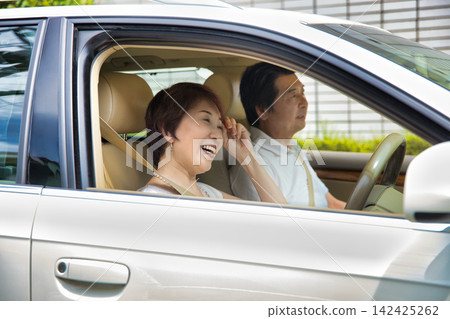 一對老年夫婦開車外出 一對老年夫婦開車外出 142425262