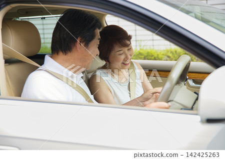 一對老年夫婦開車外出 一對老年夫婦開車外出 142425263