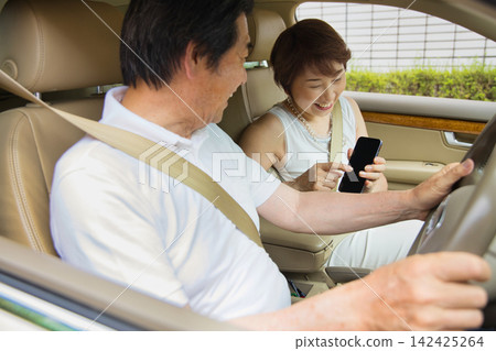一對老年夫婦開車外出 一對老年夫婦開車外出 142425264