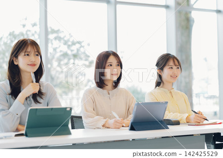 課堂上的大學生 課堂上的大學生 142425529
