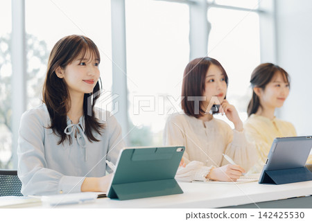 課堂上的大學生 142425530
