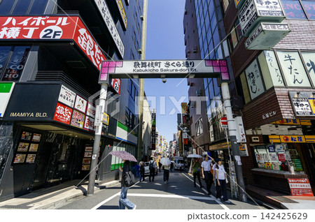 東京都新宿區歌舞伎町一丁目歌舞伎町櫻花街入口 東京都新宿區歌舞伎町一丁目歌舞伎町櫻花街入口 142425629
