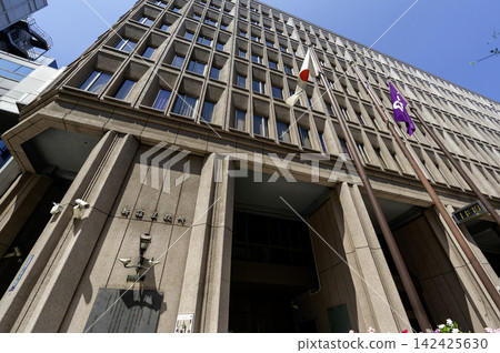 A view looking up at the Shinjuku Ward Office building, 1-chome, Kabukicho, Shinjuku-ku, Tokyo 142425630