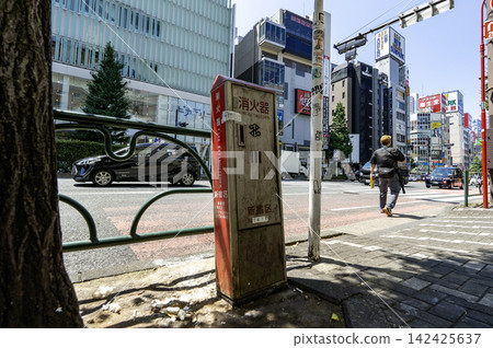 東京都新宿區靖國通沿線設置滅火器(新宿區歌舞伎町1丁目) 東京都新宿區靖國通沿線設置滅火器(新宿區歌舞伎町1丁目) 142425637