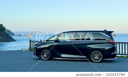 沿著海岸線行駛的汽車 142425794