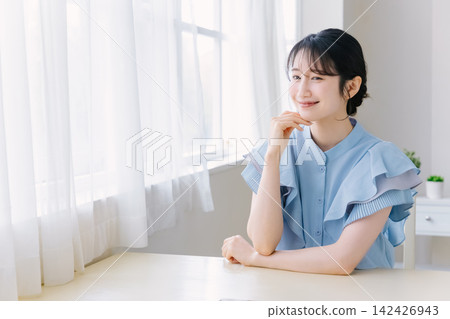 一位年輕的女士,臉頰貼 一位年輕的女士,臉頰貼 142426943