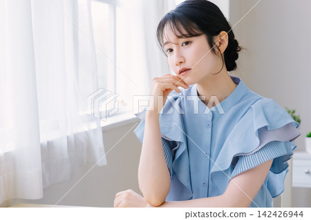 一位年輕的女士，臉頰貼 142426944