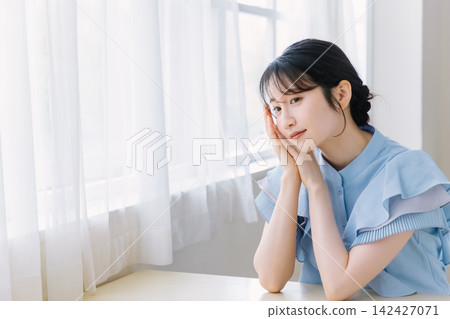 A young housewife who is concerned about skin problems A young housewife who is concerned about skin problems 142427071